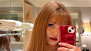 Sorn mengunggah miror selfie di akun Instagram pribadinya. Sorn terlihat memakai gaun berwarna silver. Rambut blondenya dibiarkan tergerai. Foto: Instagram @sssorn_chonnasorn
