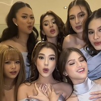 Tak lupa, Sorn membagikan foto bersama sang pengantin wanita, Beby Tsabina. Penggemar KPop tak menyangka dia terbang jauh-jauh ke Indonesia dari Thailand. Foto: Instagram