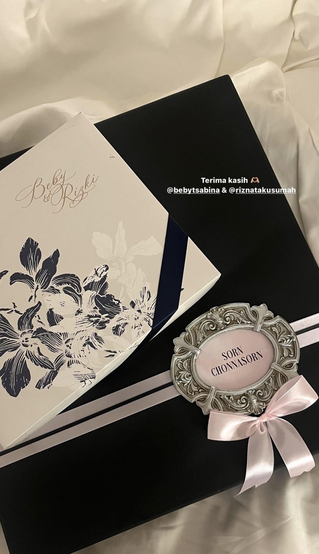Solois yang aktif sebagai content creator TikTok itu juga mengunggah momen romantis di resepsi pernikahan Beby Tsabina dan Rizki Natakusumah pada Minggu (23/6/2024) malam. Serta souvenir pernikahan Beby Tsabina yang bertuliskan nama lengkapnya, Sorn Chonnasorn. Foto: Instagram