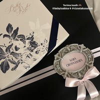 Solois yang aktif sebagai content creator TikTok itu juga mengunggah momen romantis di resepsi pernikahan Beby Tsabina dan Rizki Natakusumah pada Minggu (23/6/2024) malam. Serta souvenir pernikahan Beby Tsabina yang bertuliskan nama lengkapnya, Sorn Chonnasorn. Foto: Instagram