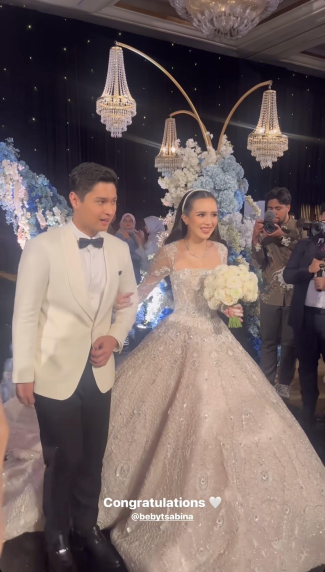 “Random bgt sorn jadi bridesmaid beby😭😭😭” “Kpop udah makin aneh. Sorn clc jadi bridesmaidnya beby tsabina,” “gue baru tau sorn temenan sama beby sampe jadi bridemaids segala?? kapan begaulnya woe,” komentar sejumlah netizen. Foto: Instagram