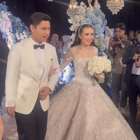 “Random bgt sorn jadi bridesmaid beby😭😭😭” “Kpop udah makin aneh. Sorn clc jadi bridesmaidnya beby tsabina,” “gue baru tau sorn temenan sama beby sampe jadi bridemaids segala?? kapan begaulnya woe,” komentar sejumlah netizen. Foto: Instagram