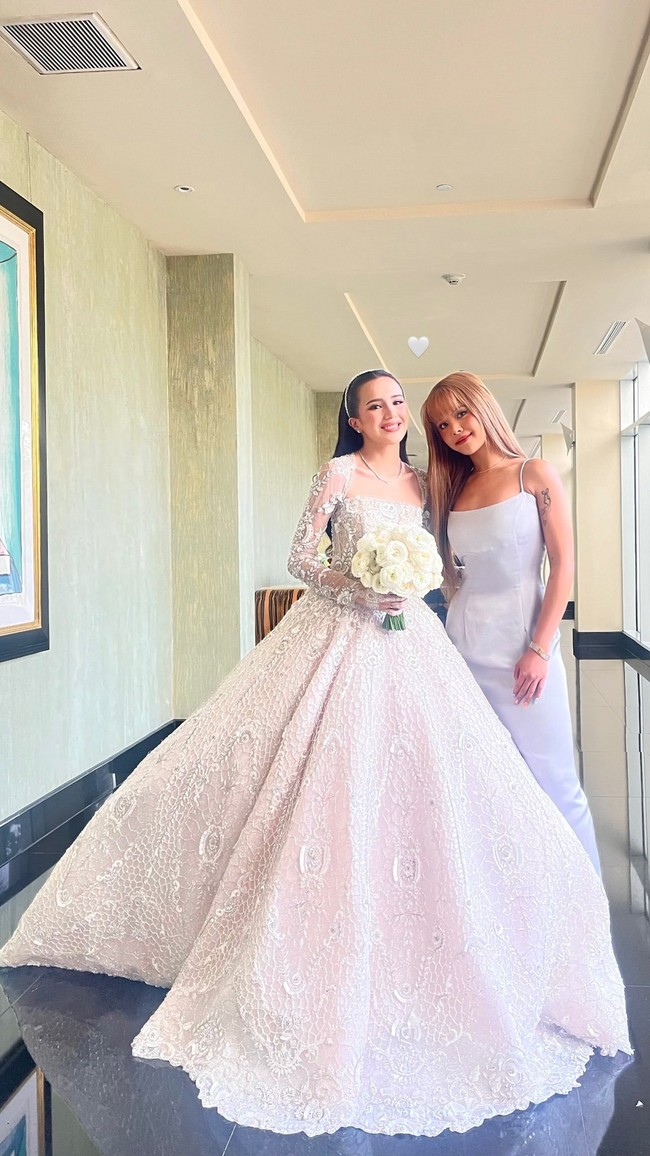 Beby Tsabina terungkap memiliki hubungan dekat dengan mantan personel grup KPop CLC asal Thailand, Sorn. Penampilan Sorn di hari pernikahan Beby pun sontak menjadi perbincangan netizen, khususnya penggemar KPop. Foto: Instagram