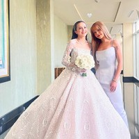 Beby Tsabina terungkap memiliki hubungan dekat dengan mantan personel grup KPop CLC asal Thailand, Sorn. Penampilan Sorn di hari pernikahan Beby pun sontak menjadi perbincangan netizen, khususnya penggemar KPop. Foto: Instagram