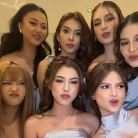 Seperti yang terlihat dalam konten akun TikTok Gabriella Ekaputri, Sorn berbaur dengan sejumlah bridesmaid Beby Tsabina, yang membintangi web serial Antares. Dia mengenakan gaun biru bertali spaghetti. Foto: Instagram