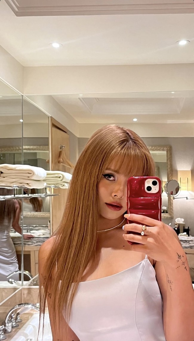 Adapun bridesmaid di hari pernikahan Beby Tsabina termasuk Syifa Hadju, Rebecca Klopper, Erlina Joerg, Maudy Effrosina, Gabriella Ekaputri, Kiara McKenna, Alika Jantinia, Afifah, dan tentu saja Sorn eks CLC. Dengan begitu, Sorn menjadi satu-satunya bridesmaid Beby dari lintas negara. Foto: Instagram