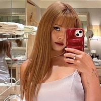 Adapun bridesmaid di hari pernikahan Beby Tsabina termasuk Syifa Hadju, Rebecca Klopper, Erlina Joerg, Maudy Effrosina, Gabriella Ekaputri, Kiara McKenna, Alika Jantinia, Afifah, dan tentu saja Sorn eks CLC. Dengan begitu, Sorn menjadi satu-satunya bridesmaid Beby dari lintas negara. Foto: Instagram