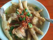 Makan Siang Soto Ceker Berkuah Kaldu Gurih Rp 15 Ribuan di SIni!