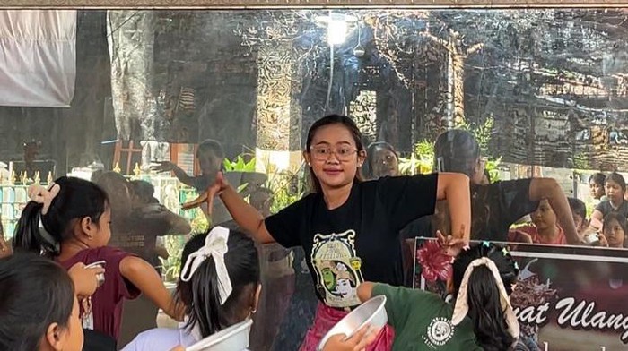 Sri Ayu Pradnya Larasari melatih anak-anak menari Bali di Sanggar Nrithya Graha Siwanataraja, Banjar Babakan, Desa Sukawati, Gianyar, Bali. (Foto: Rio Raga Sakti/detikBali) Sri Ayu Pradnya Larasari melatih anak-anak menari Bali di Sanggar Nrithya Graha Siwanataraja, Banjar Babakan, Desa Sukawati, Gianyar, Bali. (Foto: Rio Raga Sakti/detikBali)