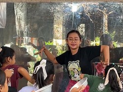 Sri Ayu Pradnya Larasari adalah salah satu seniman muda yang melestarikan tari Bali lewat Sanggar Nrithya Graha Siwanataraja di Banjar Babakan, Desa Sukawati, Gianyar, Bali. Di sanggar itulah, Laras melatih anak-anak menari berbagai tarian Bali seperti Tari Pendet, Condong, Manukrawa, Legong, dan lainnya. Jumlah peserta sanggar Laras mencapai 100 orang lebih. Selain anak-anak di lingkungan sanggar, Laras juga kerap mendapat murid dari warga negara asing (WNA) yang ingin belajar menari Bali darinya. (Foto: Rio Raga Sakti/detikBali)