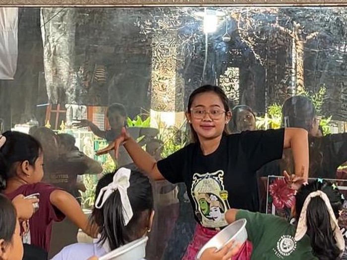 Sri Ayu Pradnya Larasari melatih anak-anak menari Bali di Sanggar Nrithya Graha Siwanataraja, Banjar Babakan, Desa Sukawati, Gianyar, Bali. (Foto: Rio Raga Sakti/detikBali)