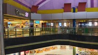 Bisa dibilang bioskop menjadi daya tarik satu-satunya yang kini tersisa dari IP Palembang. Meski begitu, tak banyak pengunjung yang berlalu lalang di sudut lantai atas mal tersebut. (Foto: Welly Jasrial)