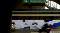Proyek ini awalnya dikerjakan bersamaan dengan revitalisasi Halte Cawang Central, Halte Pancoran Barat, Halte Grogol 2, Halte Slipi Petamburan, Halte Semanggi, dan Halte Bendungan Hilir.