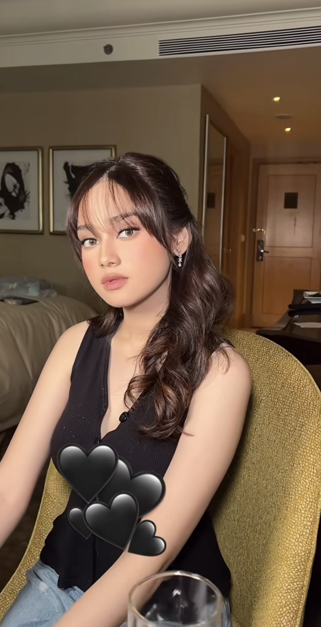 Dengan riasan wajah natural glam dipadukaan dengan lipstik merah muda dan lensa kontak berwarna abu-abu terang, Syifa tampil cantik memukau. Raambutnya pun tampak simpel dengan hanya diikat setengah dan dikeriting gantung. Penampilannya semakin fresh dengan poni tipis. Foto: Instagram/@danybarca22