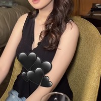 Dengan riasan wajah natural glam dipadukaan dengan lipstik merah muda dan lensa kontak berwarna abu-abu terang, Syifa tampil cantik memukau. Raambutnya pun tampak simpel dengan hanya diikat setengah dan dikeriting gantung. Penampilannya semakin fresh dengan poni tipis. Foto: Instagram/@danybarca22