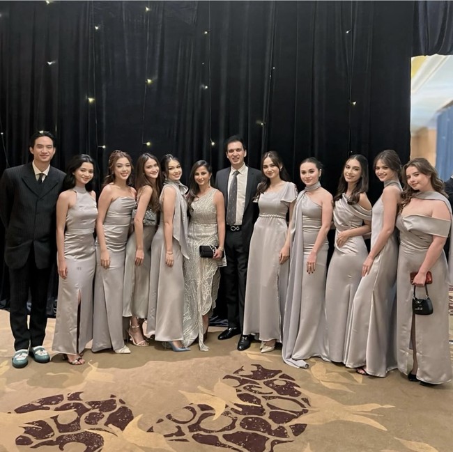 Digelar pada 21 April 2024, acara pernikahan artis cantik Beby Tsabina dan anggota DPR, Rizki Natakusumah itu juga tampak dihadiri sejumlah rekan artis dan tokoh ternama. Seperti dalam foto terlihat para bridesmaid berpose bersama CEO MD Entertainment, Manoj Punjabi. Foto: Instagram/@manojpunjabimd