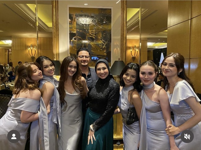 Selain Syifa, beberapa artis lain, seperti Rebecca Klopper, dan anak Ferry Maryadi, Harleyava Princy juga menjadi bridesmaid di pernikahan Beby Tsabina. Berbeda dari para bridesmaid lain, Syifa memilih tampil anggun dengan berlengan pendek. Foto: Instagram/@kangferrymaryadi