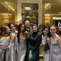 Selain Syifa, beberapa artis lain, seperti Rebecca Klopper, dan anak Ferry Maryadi, Harleyava Princy juga menjadi bridesmaid di pernikahan Beby Tsabina. Berbeda dari para bridesmaid lain, Syifa memilih tampil anggun dengan berlengan pendek. Foto: Instagram/@kangferrymaryadi