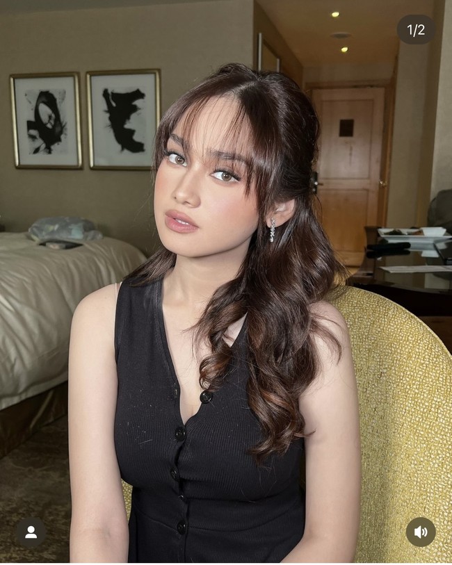 Tampil sebagai salah satu bridesmaid di pernikahan sahabatnya, Beby Tsabina, Syifa Hadju terlihat cantik manglingi. Foto riasan wajahnya itu diunggah oleh MUA yang mendandaninya, Dany Barca. Foto: Instagram/@danybarca22