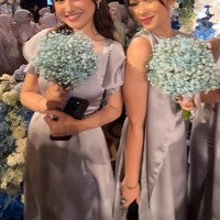 Sambil memegang buket bunga dan berpose di sebelah Rebecca Klopper, pesona Syifa Hadju kini memang terlihat semakin terpancar. Tak sedikit juga yang memuji kecantikan mantan kekasih aktor Rizki Nazar tersebut. Foto: Instagram/@astridasuryatenggara