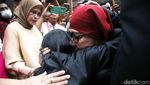 Tangis Karen Agustiawan Divonis 9 Tahun Penjara