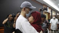 Selain itu, Karen dihukum membayar uang pengganti Rp 500 juta.
