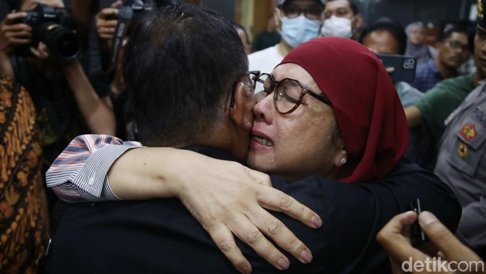 Tangis Karen Agustiawan Divonis 9 Tahun Penjara Tangis Karen Agustiawan Divonis 9 Tahun Penjara