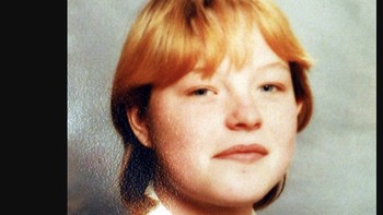 Teresa Thornhill- Selamat dari Robert Black: Sepanjang 1980-an, Robert Black menculik dan membunuh banyak gadis muda di AS. Teresa Thornhill yang hampir jadi korban ketika ditangkap Black di jalanan. Namun, dia berhasil menyerang selangkangannya dan berteriak minta tolong. Pacarnya mendengar dan membantunya, membuat Black melompat kembali ke mobilnya dan pergi. Dua tahun berlalu sebelum Black ditangkap di Skotlandia. Dia dipenjara seumur hidup dan meninggal tahun 2016. Foto: Daily Mail