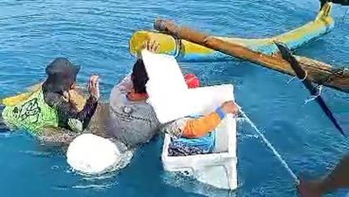 Tiga nelayan Lampung Selatan ditemukan terkatung-katung di tengah laut.