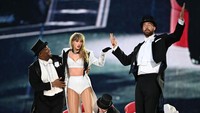 Cerita Taylor Swift-Travis Kelce berawal pada Juli 2023. Saat itu, Travis menyaksikan langsung penampilan Taylor dalam rangkaian Eras Tour di Stadion Arrowhead, kandang timnya, Kansas City Chiefs. (Foto: Gareth Cattermole/Getty Images f/Gareth Cattermole/TAS24)