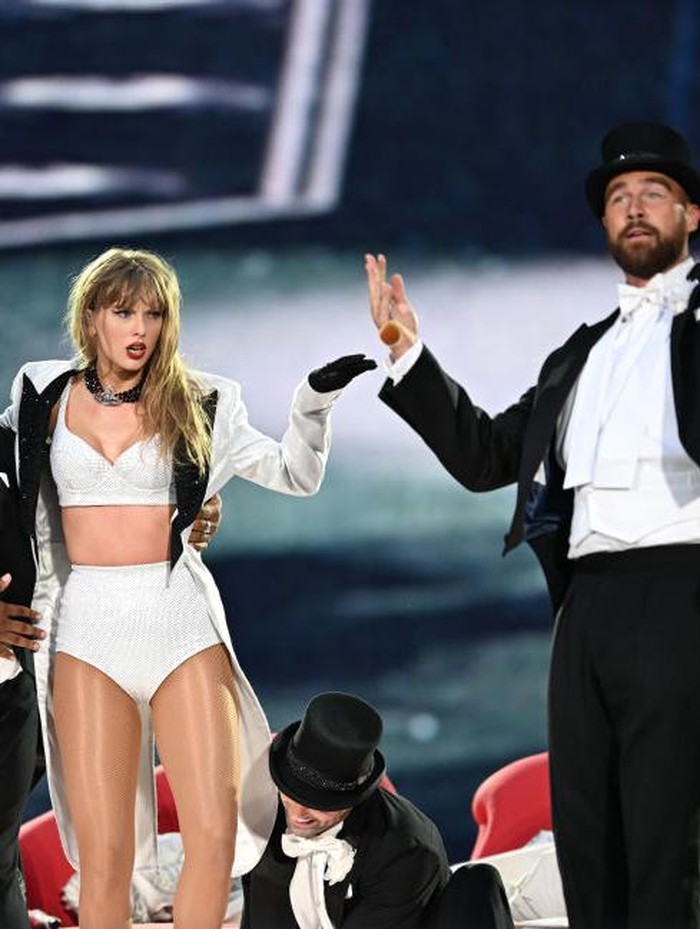 LONDON, ENGLAND - JUNE 23: (EDITORIAL USE ONLY. NO BOOK COVERS) EXCLUSIVE ACCESS. Taylor Swift is joined on stage by Travis Kelce (R), during 