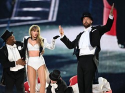 Heboh! Travis Kelce Bopong Taylor Swift di Panggung Eras Tour London