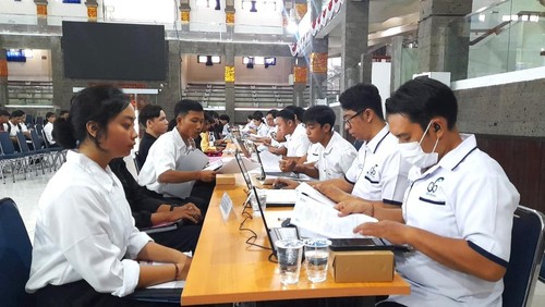 Proses penerimaan mahasiswa baru di Undiksha Singaraja.