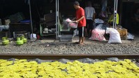 Pekerja mengangkat kerupuk mentah yang telah kering usai dijemur di industri kerupuk rumahan kawasan Kebayoran Lama, Jakarta, Senin (24/6/2024).  