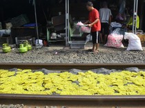 Mengintip Proses Jemur Kerupuk di Kebayoran Baru