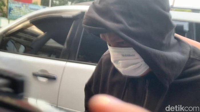 Virgoun saat akan menjalani asesmen usai ditetapkan tersangka.