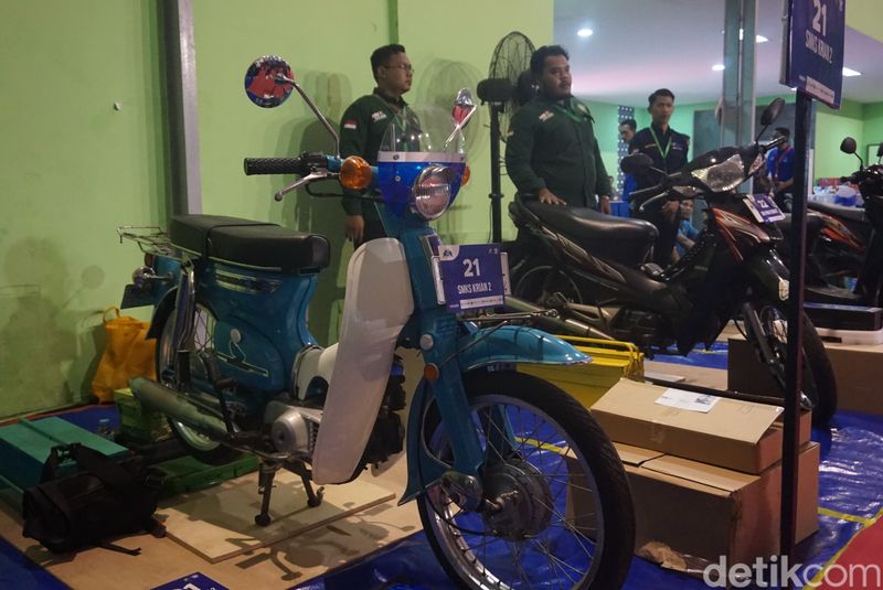 Wadirlantas Polda Jatim AKBP Lukman Cahyono saat mengecek sejumlah persiapan peserta konversi motor listrik dalam kompetisi 'Mahameru Electric Vehicle Innovation (EVI) 2024'