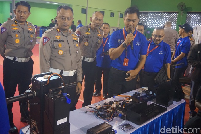 Wadirlantas Polda Jatim AKBP Lukman Cahyono saat mengecek sejumlah persiapan peserta konversi motor listrik dalam kompetisi Mahameru Electric Vehicle Innovation (EVI) 2024