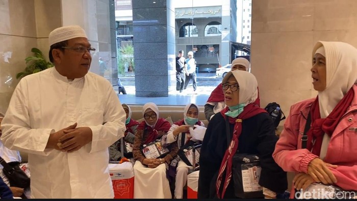 Wakil Ketua Komisi VIII DPR Fraksi Gerindra, sekaligus Anggota Timwas Haji DPR, Abdul Wachid menemui jemaah yang akan pulang ke Tanah Air di hotel transit Taiba Suites, Madinah, Senin (24/6/2024). (dok. Sekretariat Komisi VIII DPR)