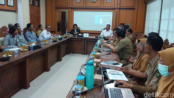Warga terdampak TPA Banyuroto saat melakukan audiensi di Pemkab Kulon Progo, Senin (24/6/2024).