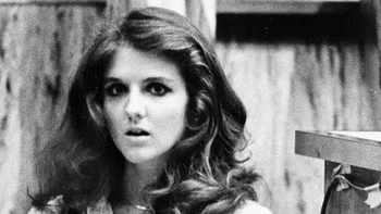 Whitney Bennett - Selamat dari Richard Ramirez: Disebut The Night Stalker, monster ini merampok banyak rumah dan membunuh sedikitnya 13 orang di California dari Juni 1984 hingga Agustus 1985. Dia hampir menambahkan Whitney Bennett ke dalam daftarnya. Di antara korban selamat Ramirez, kisahnya mungkin paling membingungkan. Bennett dipukuli besi dan dicekik kabel telepon. Ramirez melihat percikan api dari kabel, dan ketika Bennett menarik napas, dia ketakutan dan melarikan diri. Ramirez pemuja setan, dan dia percaya itu tanda Yesus menyelamatkan korbannya, itu yang membuatnya takut. Dia meninggalkan Bennett hidup-hidup, tapi dengan luka parah dikepalanya yang membutuhkan 478 jahitan. Foto: Mirror