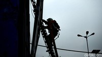 Peserta unjuk kebolehan dalam melakukan evakuasi korban kebakaran. Dalam aksinya itu, petugas nampak menaiki tangga dengan membawa peralatan pertolongan.