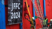 Peserta melakukan aksi evakuasi korban dari atas gedung menggunakan tali.