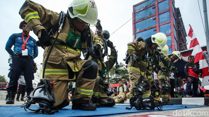 Adu Ketangkasan Petugas Gulkarmat se-Jakarta Dinas Penanggulangan Kebakaran dan Penyelamatan (Gulkarmat) DKI Jakarta menggelar Jakarta Fire Fighting Challenge 2024. Lomba yang dipertandingkan yakni brave heart dan hose laying.