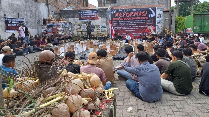 Ratusan mahasiswa menggelar aksi instalasi 2000 tengkorak, 1000 Nisan, pameran foto mimbas diskusi saat menggelar Napak Tilas 26 Tahun Reformasi, di Universitas Mandiri Bina Prestasi, Jalan Jamin Ginting Padang Bulan Kota Medan, Senin (24/6/2024).