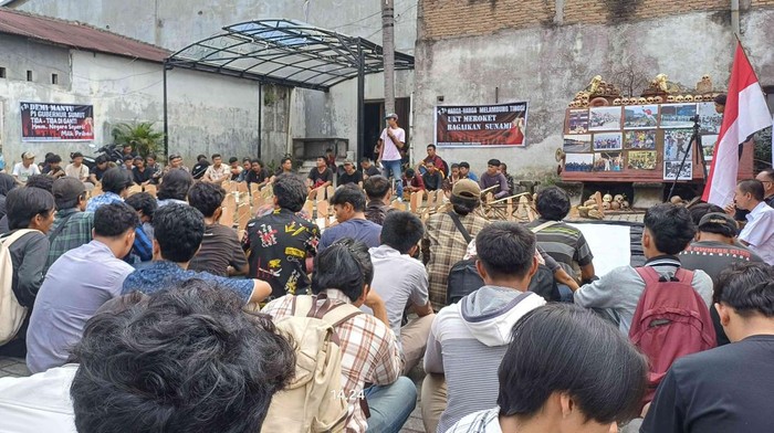Ratusan mahasiswa menggelar aksi instalasi 2000 tengkorak, 1000 Nisan, pameran foto mimbas diskusi saat menggelar Napak Tilas 26 Tahun Reformasi, di Universitas Mandiri Bina Prestasi, Jalan Jamin Ginting Padang Bulan Kota Medan, Senin (24/6/2024).