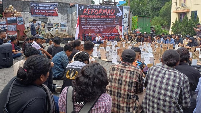 Aksi Mahasiswa di Medan Peringati 26 tahun Reformasi Ratusan mahasiswa menggelar aksi instalasi 2000 tengkorak, 1000 Nisan, pameran foto mimbas diskusi saat menggelar Napak Tilas 26 Tahun Reformasi, di Universitas Mandiri Bina Prestasi, Jalan Jamin Ginting Padang Bulan Kota Medan, Senin (24/6/2024).