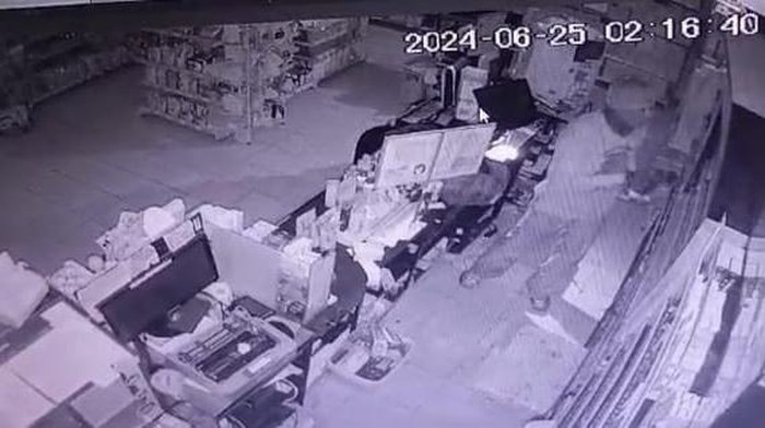 Aksi pelaku terekam CCTV saat mencuri di minimarket di Palembang