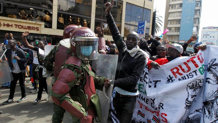 Aksi Protes Menentang RUU Keuangan di Kenya Ricuh Demonstrators react as police use tear gas to disperse protesters during a demonstration against Kenya's proposed finance bill 2024/2025 in Nairobi, Kenya, June 25, 2024. REUTERS/Monicah Mwangi