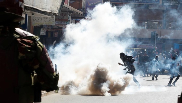 Aksi Protes Menentang RUU Keuangan di Kenya Ricuh Demonstrators react as police use tear gas to disperse protesters during a demonstration against Kenya's proposed finance bill 2024/2025 in Nairobi, Kenya, June 25, 2024. REUTERS/Monicah Mwangi